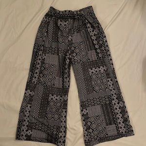 Cute flowy, comfortable pants. Size small. Perfect condition.